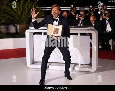 Cannes, France. 28th mai 2022. Le réalisateur suédois Ruben Ostlund pose un photocall après que son film Triangle de tristesse a remporté la Palme d'Or à la cérémonie de clôture de l'édition 75th du Festival de Cannes, dans le sud de la France, le 28 mai 2022. Credit: Gao Jing/Xinhua/Alamy Live News Banque D'Images