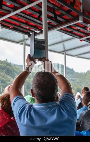 Parc national des lacs de Plitvice CROATIE - 3 septembre 2018: Les touristes prennent des photos de cascades d'un bateau flottant sur le lac Banque D'Images