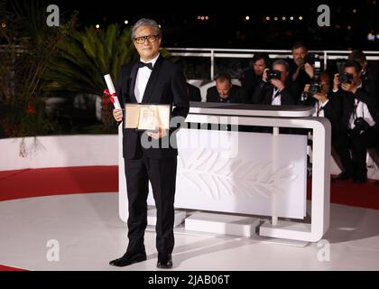 Cannes, France. 28th mai 2022. Le réalisateur sud-coréen Park Chan-wook pose lors d'une séance photo après avoir remporté le Prix du meilleur directeur pour la décision de quitter lors de la cérémonie de clôture de l'édition 75th du Festival de Cannes, dans le sud de la France, le 28 mai 2022. Credit: Gao Jing/Xinhua/Alamy Live News Banque D'Images