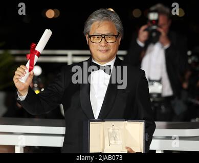 Cannes, France. 28th mai 2022. Le réalisateur sud-coréen Park Chan-wook pose lors d'une séance photo après avoir remporté le Prix du meilleur directeur pour la décision de quitter lors de la cérémonie de clôture de l'édition 75th du Festival de Cannes, dans le sud de la France, le 28 mai 2022. Credit: Gao Jing/Xinhua/Alamy Live News Banque D'Images