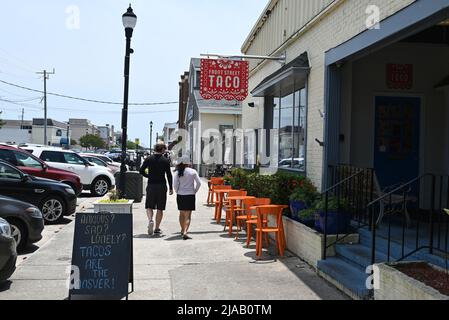 Une variété d'options de vente au détail et de restaurants se trouvent au centre-ville de Front Street, dans la ville côtière historique de Beaufort, en Caroline du Nord. Banque D'Images