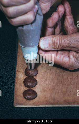 Processus de fabrication du chocolat avec un présentoir à pâtisseries Banque D'Images