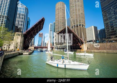 Chicago Bridge Lift - State Street Bridge monte pour permettre aux voiliers de passer. Chicago, Illinois, États-Unis Banque D'Images