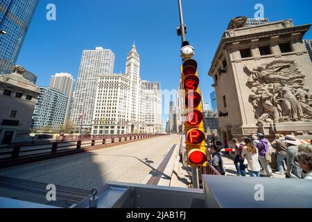 Feux stop sur le Chicago Michigan Avenue Bridge pendant qu'il se prépare à lever. Les spectateurs regardent en prévision de l'événement populaire. Chicago, Illinois, États-Unis Banque D'Images