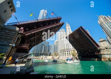 Chicago Bridge Lift - le Michigan Avenue (Dusable Bridge) monte un matin de printemps clair pour permettre aux voiliers de passer. Chicago, Illinois, États-Unis Banque D'Images