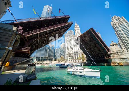 Chicago Bridge Lift - le Michigan Avenue (Dusable Bridge) monte un matin de printemps clair pour permettre aux voiliers de passer. Chicago, Illinois, États-Unis Banque D'Images