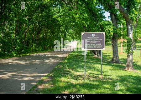 Tronçon original de la route 66 (1926-1952) près d'Arcadia, Oklahoma, États-Unis. Signe détaillant son ajout au NRHP et l'entretien depuis sa dérivation en 1952 Banque D'Images