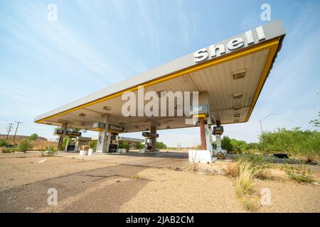 Station-service Shell abandonnée ou abandonnée à la périphérie de Tucumcari, Nouveau-Mexique, NOUVEAU-MEXIQUE, États-Unis Banque D'Images