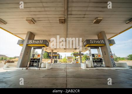 Station-service Shell abandonnée ou abandonnée à la périphérie de Tucumcari, Nouveau-Mexique, NOUVEAU-MEXIQUE, États-Unis Banque D'Images