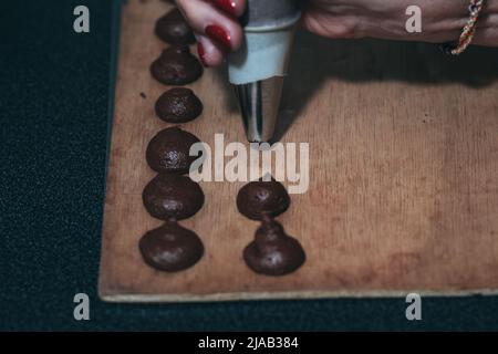 Processus de fabrication du chocolat avec un présentoir à pâtisseries Banque D'Images