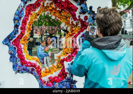 Londres, Royaume-Uni. 29th mai 2022. La tête de la Reine, créée à l'origine pour le spectacle de fleurs de Cadogen en 2016 - il y a généralement un thème royal pour célébrer le Jubilé de platine de la Reine à Chelsea in Bloom en marge du salon de fleurs de Chelsea en 2022. Crédit : Guy Bell/Alay Live News Banque D'Images