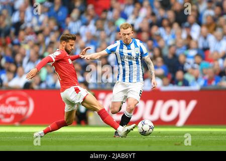 LONDRES, ROYAUME-UNI. MAI 29th Philip Zinkernagel de Nottingham Forest fouls Jonathan Hogg de Huddersfield Town pendant la finale du championnat de pari du ciel entre Huddersfield Town et la forêt de Nottingham au stade Wembley, Londres, le dimanche 29th mai 2022. (Credit: Jon Hobley | MI News) Credit: MI News & Sport /Alay Live News Banque D'Images