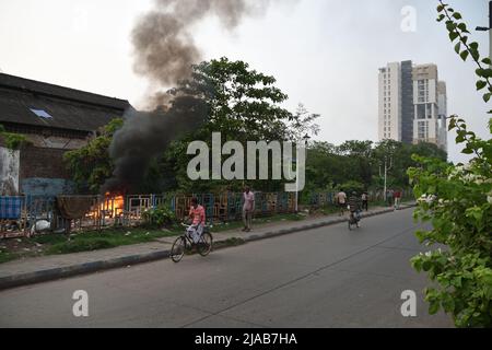 Howrah, Inde. 28th mai 2022. Brûler des déchets avec du plastique et d'autres déchets solides est nocif pour l'environnement car ces matériaux libèrent des produits chimiques toxiques qui polluent l'air et qui peuvent être inhalés par les humains et les animaux, et déposés dans le sol et les eaux de surface et sur les plantes dans la ville dense de Howrah. (Photo de Biswarup Ganguly/Pacific Press) crédit: Pacific Press Media production Corp./Alay Live News Banque D'Images