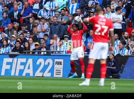 Londres, Royaume-Uni. 29th mai 2022 ; Stade Wembley, Londres, Angleterre, finale du championnat EFL, Huddersfield Town versus Nottingham Forest : Djed Spence of Nottingham Forest prend un crédit à jeter : action plus Sports Images/Alay Live News Banque D'Images