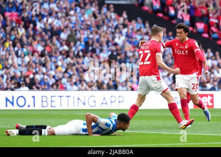 Brennan Johnson (à droite) et Ryan Yates de Nottingham Forest célèbrent le premier but de leur côté du match, marqué par Levi Colwill (à gauche) de Huddersfield Town, via un but personnel lors de la finale du championnat Sky Bet au stade Wembley, à Londres. Date de la photo: Dimanche 29 mai 2022. Banque D'Images