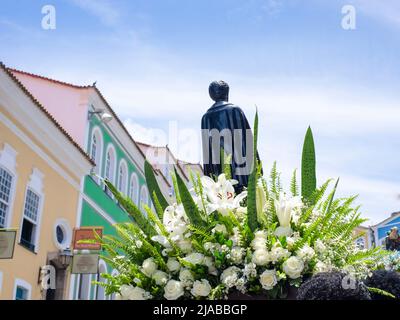 Salvador, Bahia, Brésil - 13 janvier 2019: Fidèles en procession dans les rues de Pelourinho à Salvador, Bahia, portant la portée de la ca Banque D'Images