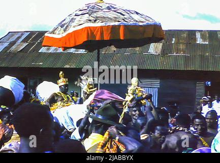 Personnes célébrant au Festival annuel d'Odwira à Aburi, au Ghana, en 1958 Banque D'Images