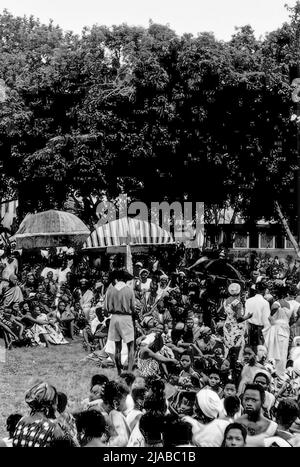 Personnes célébrant au Festival annuel d'Odwira à Aburi, au Ghana, en 1958 Banque D'Images