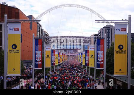 Londres, Royaume-Uni. 29th mai 2022. Vue générale des fans de la forêt de Nottingham et de la ville de Huddersfield qui descendent sur Wembley Way avant de démarrer. Skybet EFL championnat de la finale, Huddersfield Town / Nottingham Forest au stade Wembley à Londres le dimanche 29th mai 2022. Cette image ne peut être utilisée qu'à des fins éditoriales. Utilisation éditoriale uniquement, licence requise pour une utilisation commerciale. Aucune utilisation dans les Paris, les jeux ou les publications d'un seul club/ligue/joueur.pic par Steffan Bowen/Andrew Orchard sports Photography/Alay Live News crédit: Andrew Orchard sports Photography/Alay Live News Banque D'Images