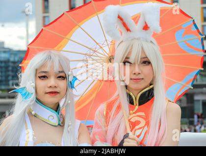 Londres, Royaume-Uni. 29th mai 2022. Deux jeunes femmes asiatiques se posent en costume comme Jia Luo (l), et Gongsun Li (r), des personnages féminins de King of Glory (Honor of Kings), une version chinoise du jeu de la Ligue des légendes. MCM Comic con London, Excel. Credit: Imagetraceur/Alamy Live News Banque D'Images