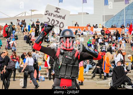 Londres, Royaume-Uni. 29th mai 2022. Un cosplayer en tenue post-apocalyptique porte un panneau « I surchappé 2020 ». Les cojoueurs, les personnages costumés, les fans d'anime, de bandes dessinées, de jeux et de films se réunissent une fois de plus pour s'amuser, des stands, du divertissement et poser à Excel London pour le MCM Comic COM, pour la dernière journée du spectacle bien fréquenté. Credit: Imagetraceur/Alamy Live News Banque D'Images