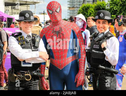Londres, Royaume-Uni. 29th mai 2022. Spiderman pose avec deux policiers sympathiques qui patrouillent autour du spectacle pour assurer la sécurité de chacun. Les cojoueurs, les personnages costumés, les fans d'anime, de bandes dessinées, de jeux et de films se réunissent une fois de plus pour s'amuser, des stands, du divertissement et poser à Excel London pour le MCM Comic con, pour la dernière journée du spectacle bien fréquenté. Credit: Imagetraceur/Alamy Live News Banque D'Images