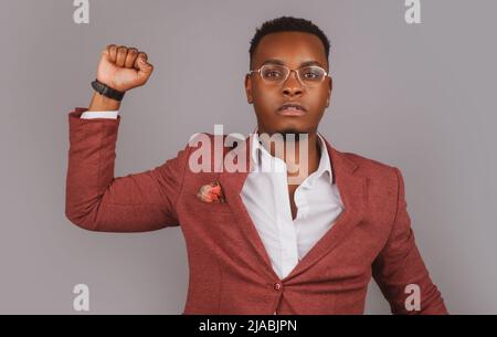 Couple afro-américain vêque de vêtements noirs debout pour soutenir le mouvement de la vie noire. Couple de poings levés symbolisant la lutte contre Banque D'Images