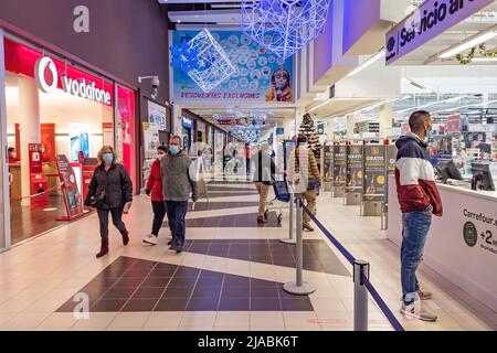 Huelva, Espagne - 5 décembre 2020 : à l'intérieur de l'hypermarché Carrefour au centre commercial Holea. Exposition longue Photographie et personnes floues par le mouvement Banque D'Images