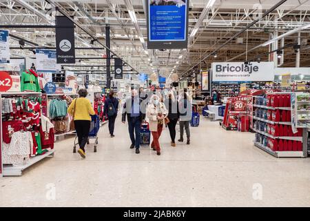 Huelva, Espagne - 5 décembre 2020 : à l'intérieur de l'hypermarché Carrefour au centre commercial Holea. Holea est un grand centre commercial à Huelva il a ouvert à la fin de 2013. Holea Banque D'Images