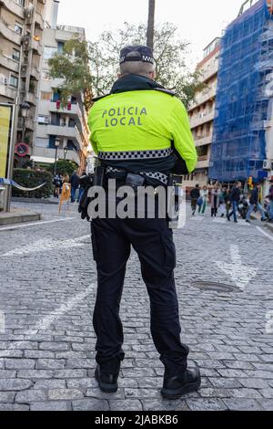 Vue arrière d'une police avec le texte en espagnol "Policia local" qui signifie police locale de maintenir l'ordre dans les rues Banque D'Images