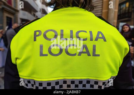 Vue arrière d'une police avec le texte en espagnol "Policia local" qui signifie police locale de maintenir l'ordre dans les rues Banque D'Images