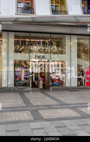 Boutique de luxe et touristique à la rue champs-Élysées à Paris. Banque D'Images