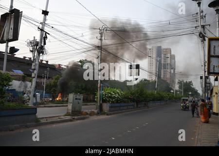 Howrah, Bengale-Occidental, Inde. 28th mai 2022. Brûler des déchets avec du plastique et d'autres déchets solides est nocif pour l'environnement car ces matériaux libèrent des produits chimiques toxiques qui polluent l'air et qui peuvent être inhalés par les humains et les animaux, et déposés dans le sol et les eaux de surface et sur les plantes dans la ville dense de Howrah. (Credit image: © Biswarup Ganguly/Pacific Press via ZUMA Press Wire) Banque D'Images