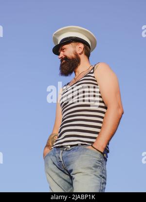 Marin capitaine barbu portant un chapeau. Amusement marin. Portrait de capitaine sérieux. Marin barbu, marin. Banque D'Images