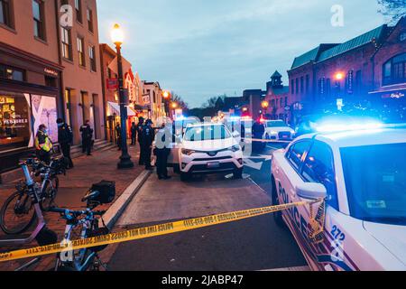La police sur les lieux d'une tentative de vol à main armée où des suspects revêtus de balaclava ont été appréhendés à Georgetown, Washington D.C., États-Unis Banque D'Images