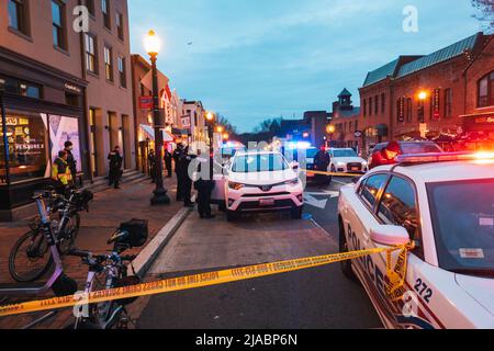 La police sur les lieux d'une tentative de vol à main armée où des suspects revêtus de balaclava ont été appréhendés à Georgetown, Washington D.C., États-Unis Banque D'Images