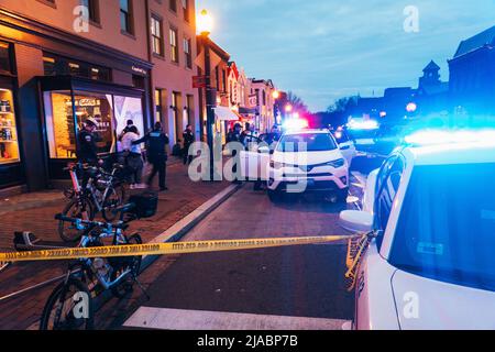 La police sur les lieux d'une tentative de vol à main armée où des suspects revêtus de balaclava ont été appréhendés à Georgetown, Washington D.C., États-Unis Banque D'Images