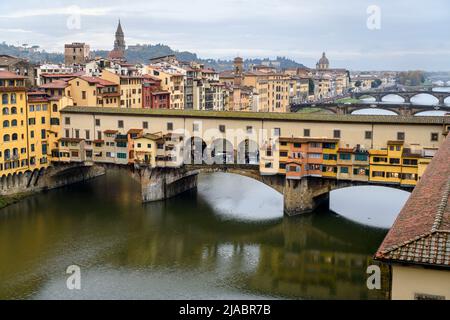 Le Ponte Vecchio est un célèbre pont médiéval de Florence, construit en 1345. Aujourd'hui, il y a des magasins de bijoux. Banque D'Images