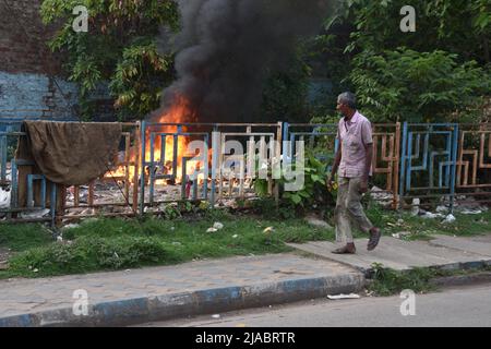 Howrah, Bengale-Occidental, Inde. 28th mai 2022. Brûler des déchets avec du plastique et d'autres déchets solides est nocif pour l'environnement car ces matériaux libèrent des produits chimiques toxiques qui polluent l'air et qui peuvent être inhalés par les humains et les animaux, et déposés dans le sol et les eaux de surface et sur les plantes dans la ville dense de Howrah. (Credit image: © Biswarup Ganguly/Pacific Press via ZUMA Press Wire) Banque D'Images