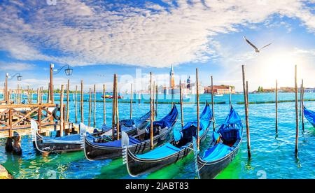 Gondoles traditionnelles amarrées sur la jetée du Grand Canal par San Giorgio Maggiore, Venise, Italie Banque D'Images