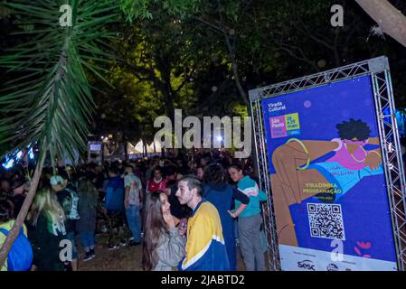 Sao Paulo, Sao Paulo, Brésil. 28th mai 2022. (INT) Virada Cultura Parada Inglesa stage. 29 mai 2022, Sao Paulo, Brésil : La Parada Inglesa Stage de la Virada Cultural 2022 a ouvert la nuit avec le jazz et MPB chanteur Ana CaÃƒÂ±as et puis Sidney Magal a pris la scène dans la zone Nord, à côté des rails de la ligne bleue du métro de Sao Paulo avec ses classiques.Credit: Leandro Chemalle/Thenews2 (Foto: Leandro Chemalle/TheNews2/Zumapress) (image de crédit : © Leandro Chemalle/TheNEWS2 via ZUMA Press Wire) Banque D'Images