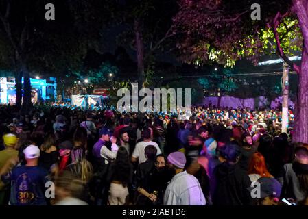 Sao Paulo, Sao Paulo, Brésil. 28th mai 2022. (INT) Virada Cultura Parada Inglesa stage. 29 mai 2022, Sao Paulo, Brésil : La Parada Inglesa Stage de la Virada Cultural 2022 a ouvert la nuit avec le jazz et MPB chanteur Ana CaÃƒÂ±as et puis Sidney Magal a pris la scène dans la zone Nord, à côté des rails de la ligne bleue du métro de Sao Paulo avec ses classiques.Credit: Leandro Chemalle/Thenews2 (Foto: Leandro Chemalle/TheNews2/Zumapress) (image de crédit : © Leandro Chemalle/TheNEWS2 via ZUMA Press Wire) Banque D'Images