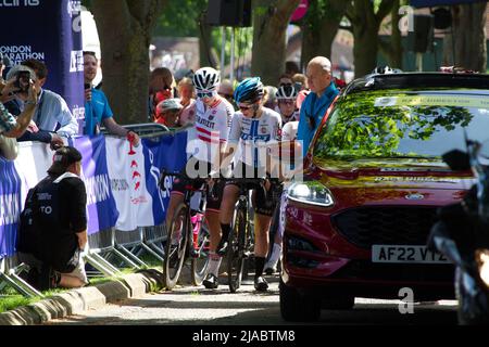 Première étape de la course cycliste féminine RideLondon Classique 2022 à Maldon, Essex. Les coureurs s'alignent au départ pour le drapeau à damier. Banque D'Images