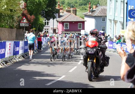 Première étape de la course cycliste féminine RideLondon Classique 2022 à Maldon, Essex. Le peloton se rend sur Market Hill. Banque D'Images