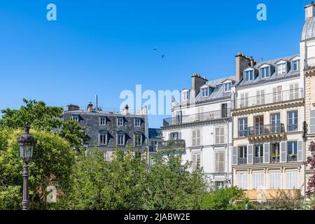 Paris, façades typiques, beaux bâtiments aux vieux toits de zinc, rue Fenelon Banque D'Images