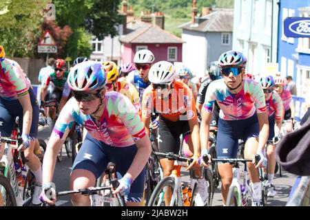 Première étape de la course cycliste féminine RideLondon Classique 2022 à Maldon, Essex. Le peloton se rend sur Market Hill. Banque D'Images