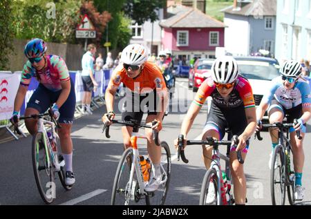 Première étape de la course cycliste féminine RideLondon Classique 2022 à Maldon, Essex. Les coureurs se rendent sur Market Hill. Banque D'Images