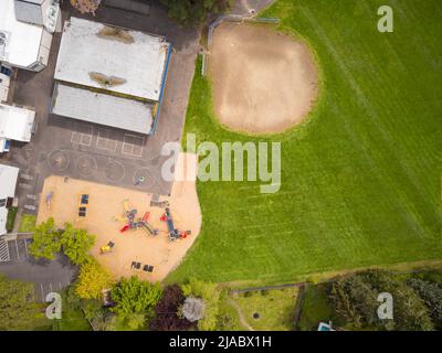 Tiré des airs. Maisons résidentielles dans une petite ville, banlieue. Pelouse verte, aire de jeux pour enfants avec jouets. Confort, agrément, belle nature, calme Banque D'Images