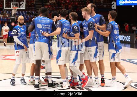 Milan, Italie. 28th mai 2022. Italie, Milan, mai 28 2022: Les joueurs de Dinamo Sassari entrent dans le champ pour se réchauffer pendant le match de basket-ball A|X Armani Exchange Milan vs Dinamo Sassari, SF Playoff game1 LBA 2021-2022 au Forum de Mediolanum (Credit image: © Fabrizio Andrea Bertani/Pacific Press via ZUMA Press Wire) Banque D'Images