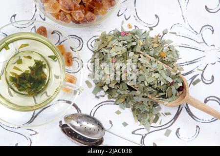 Infusion de tisane de citronnelle dans une pelle en verre et une passoire à thé Banque D'Images